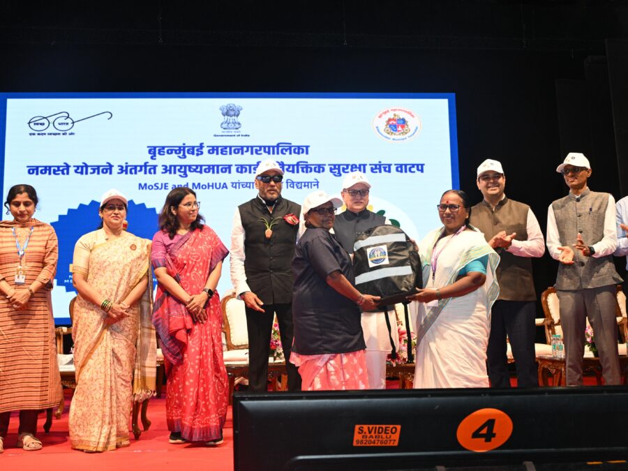 Maharashtra Governor and dignitaries at TB Free Mumbai health camp for women waste pickers